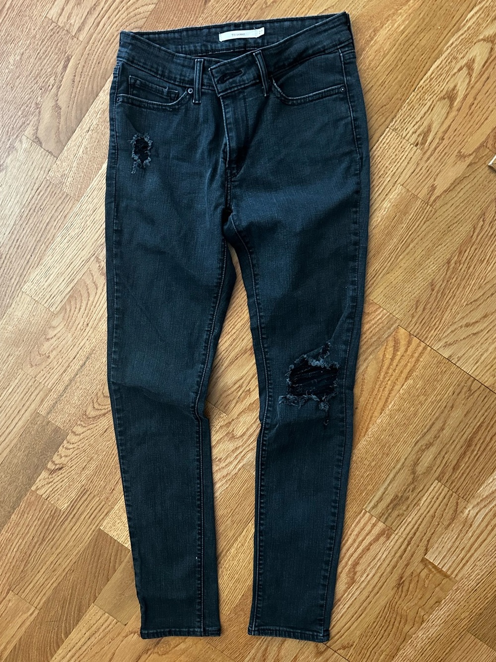Levi’s 711 Skinny black distressed Jean size 27
